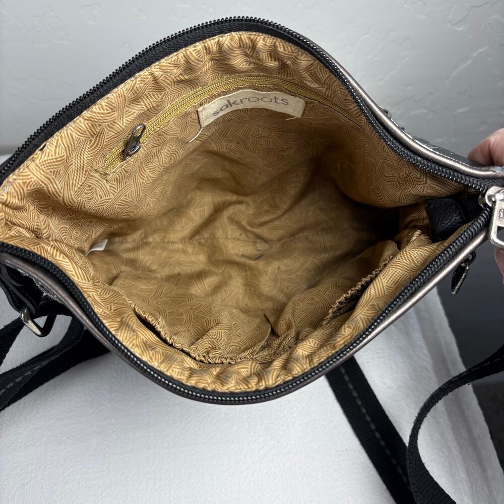 Sakroots Black Silver Peace Crossbody Organizer Bag Triple Zip Adjustable Strap - Picture 7 of 14